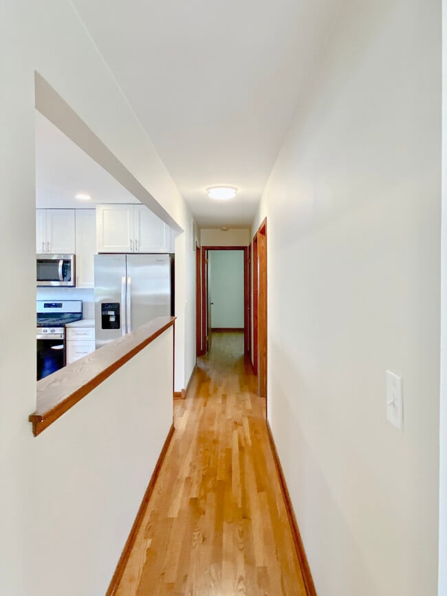 Building Photo - 2242 Eastview Dr