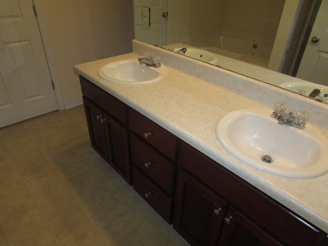 Building Photo - 3-Bed, 2-Bath Brick Home in Robin’s Ridge – Vaulted Ceilings, Fireplace, Eat-In Kitchen, Large Pr...