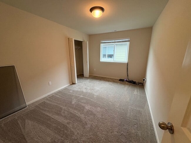 Building Photo - Beautiful 4-bedroom 2.5 bath home