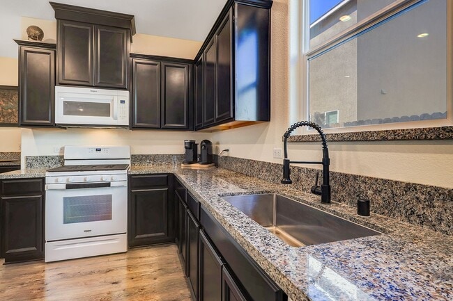 Building Photo - Beautiful 2 story Home for rent in Visalia...
