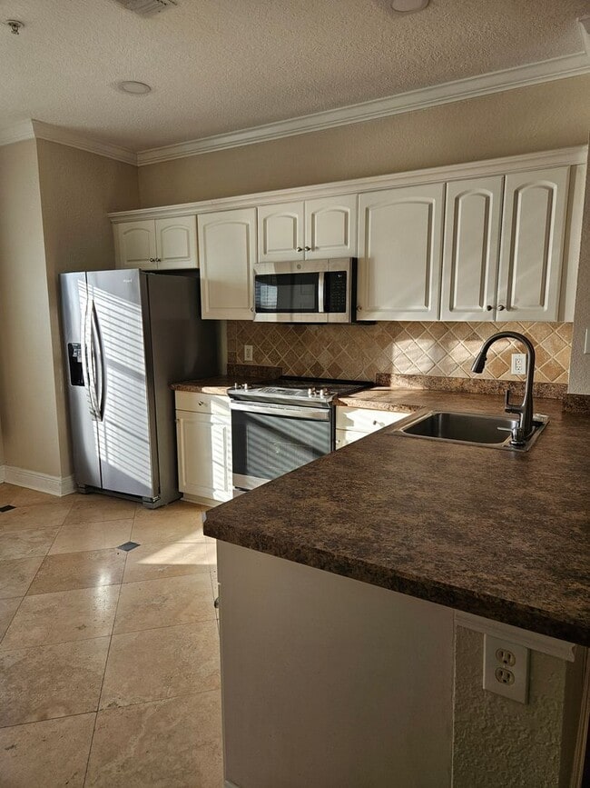 Building Photo - Downtown 1/1 Condo pool view & fireplace with free water/sewer