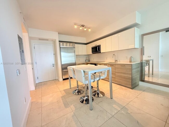 Building Photo - 1300 Brickell Bay Dr