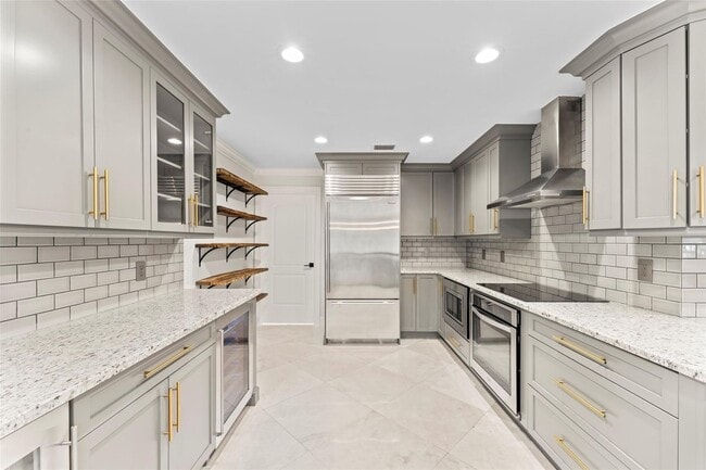 Building Photo - 2530 NE 49th St