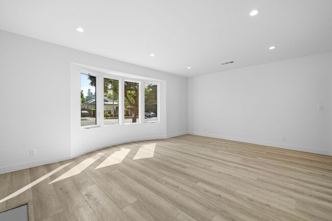Building Photo - Stunning Fully Renovated 2 Bedroom 2 Bathroom Home