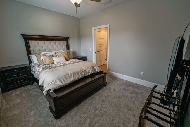 Building Photo - Available end of January in beautiful Summ...