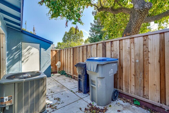 Building Photo - Remodeled 2 Bed 1 Bath Condo!