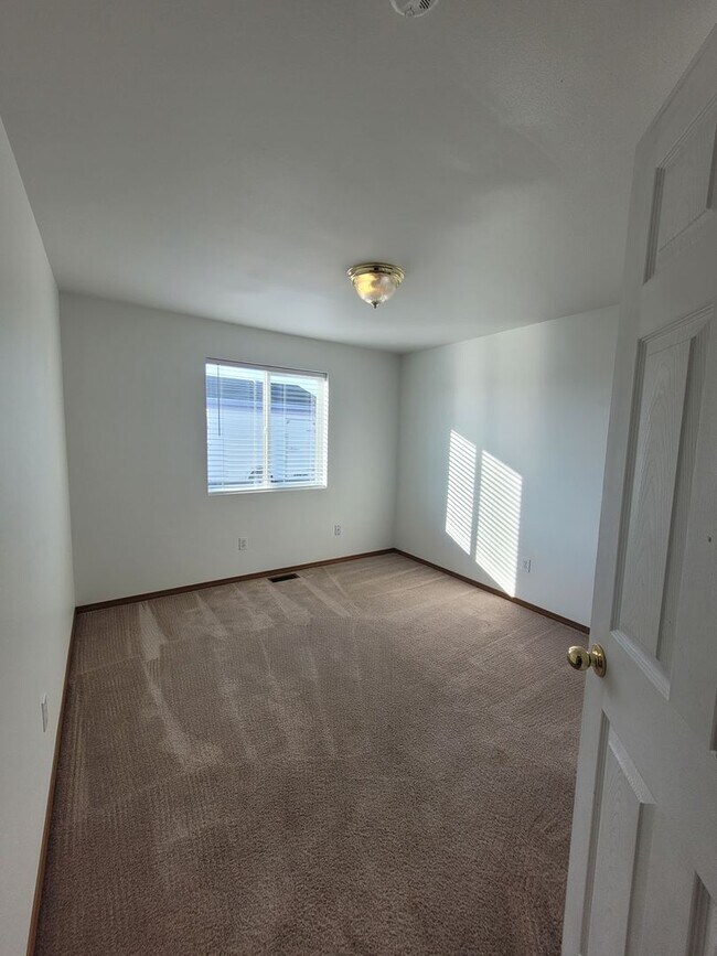 Building Photo - CHRISTMAS SPECIAL - FREE DECEMBER RENT- 4 Bedroom House in Ephrata