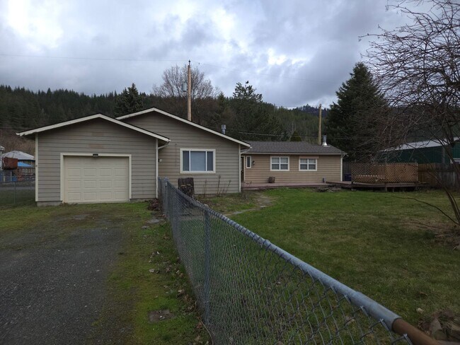 Building Photo - 3 Bedroom 2 Bath