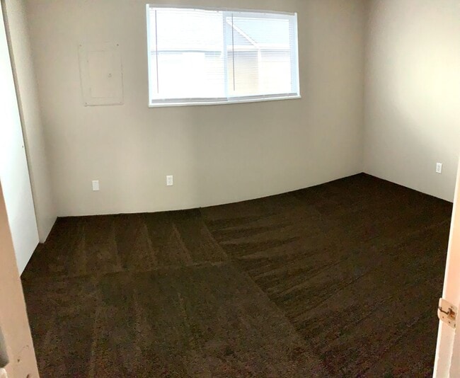 Building Photo - 2 Bedroom Town House!