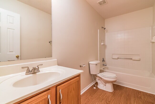 Building Photo - 5723 Roxbury Dr