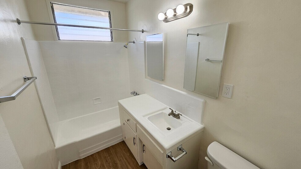 Building Photo - 3945 Stevely Ave