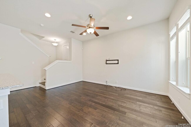 Building Photo - 215 E Courtland Pl