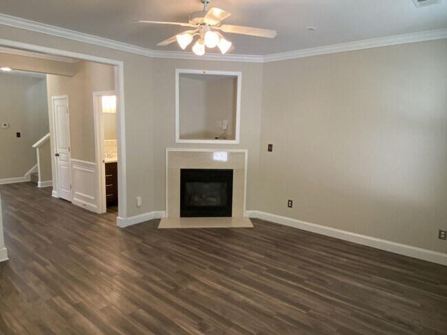 Building Photo - 2 story, 3 Bedroom Corner Lot Home in Corn...