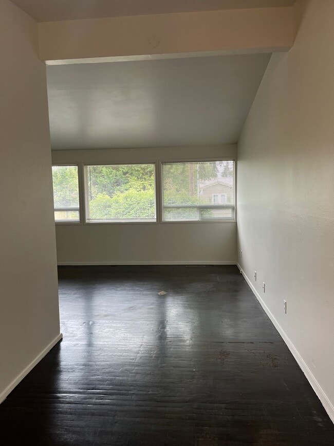 Building Photo - Three Bedroom House