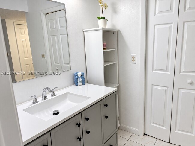 Building Photo - 205 Lakeview Dr