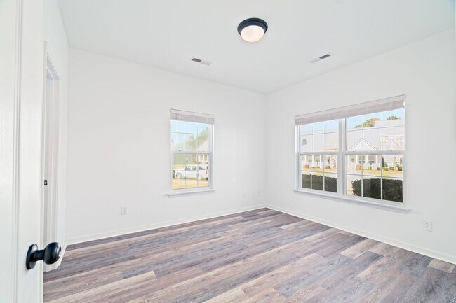 Building Photo - Live the Sumter-style Life in Summerville!