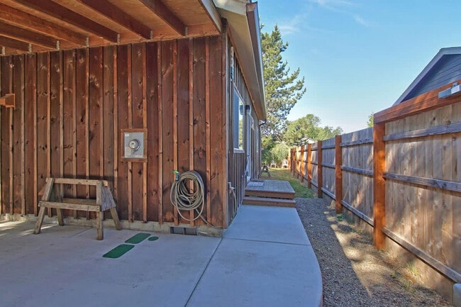 Building Photo - 925 SW Fleishauer Ln