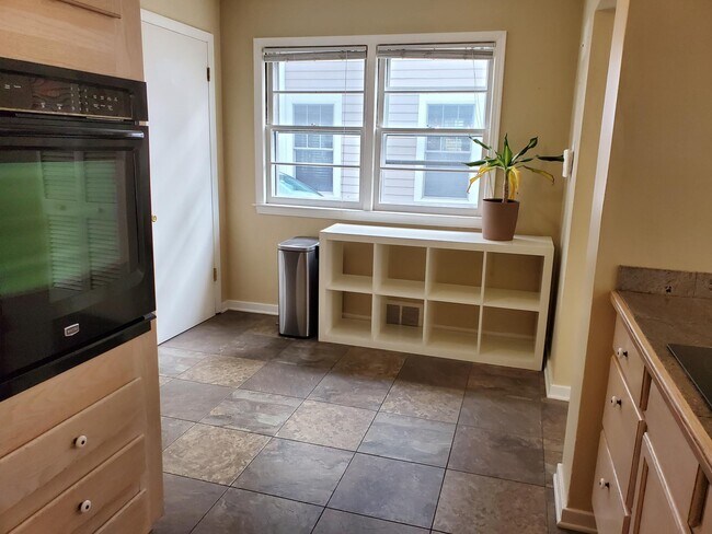 Building Photo - 6015 N Shoreland Ave