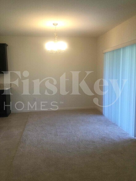 Building Photo - 407 SW Lakehurst Dr