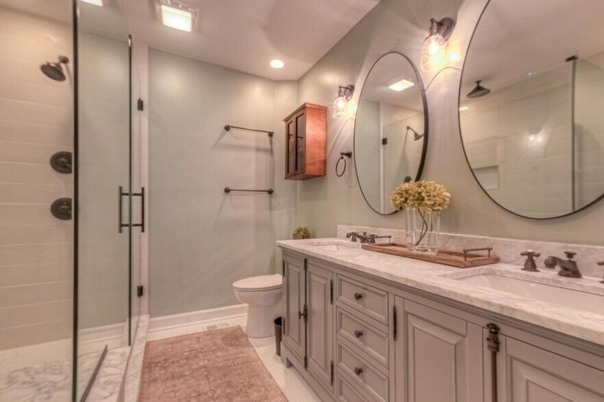 Master bath - 408 Woodland Shores Rd