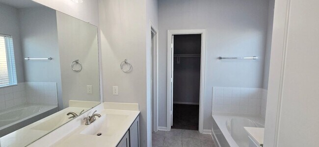 Building Photo - 10050 Pine Valley Ct