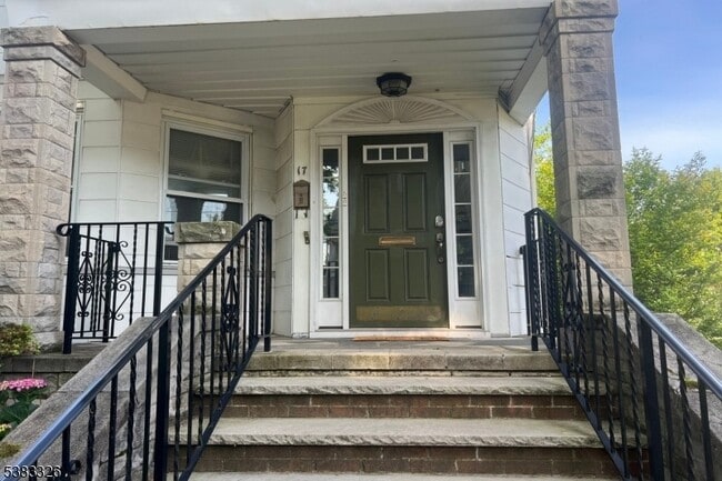 Building Photo - 19 Spring St