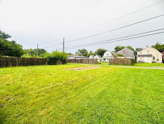 Building Photo - 746 Edgemont Ave