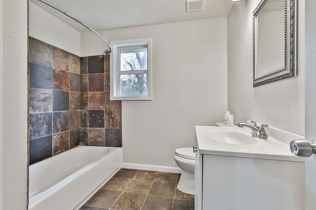 Building Photo - Cozy 3bd/1ba in Hampton.