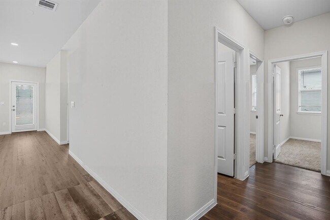 Building Photo - 909 Vogel Dr