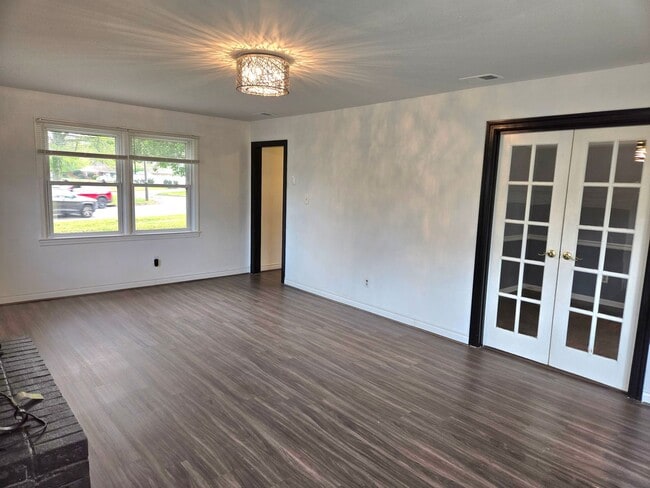 Building Photo - Spacious Five Bedroom