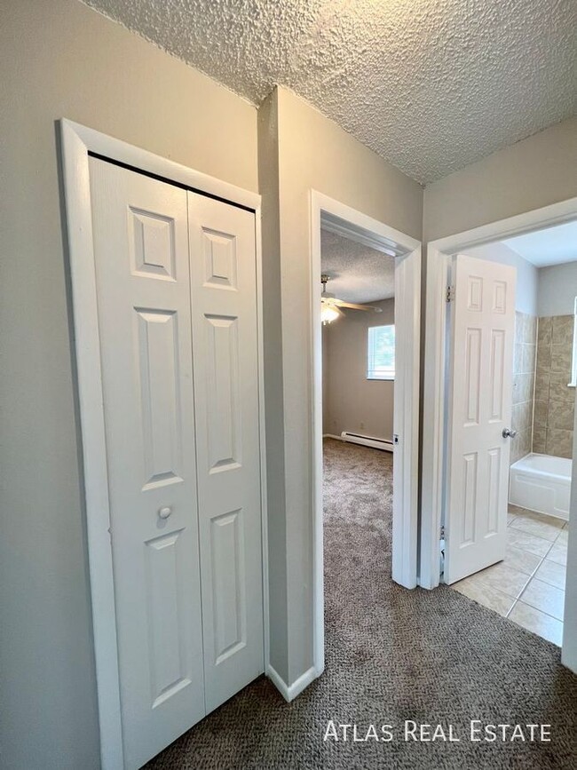 Building Photo - OPEN FLOORPLAN! THIS BEAUTIFUL AND RENOVAT...