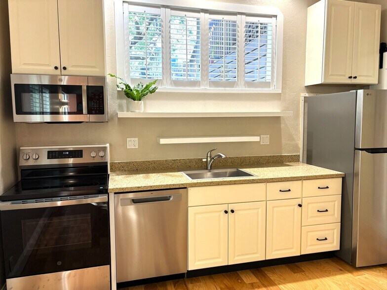 Kitchen - 1340 Hospital Rd