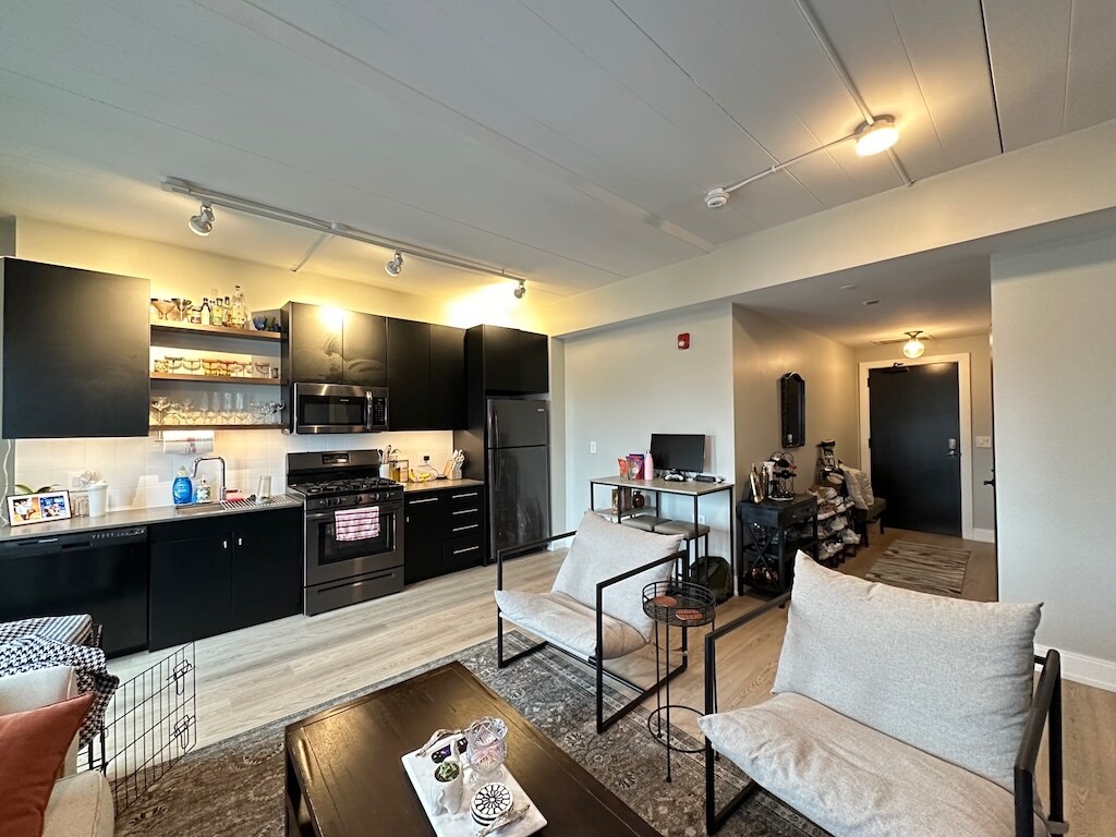 Building Photo - 941 W Belmont Ave