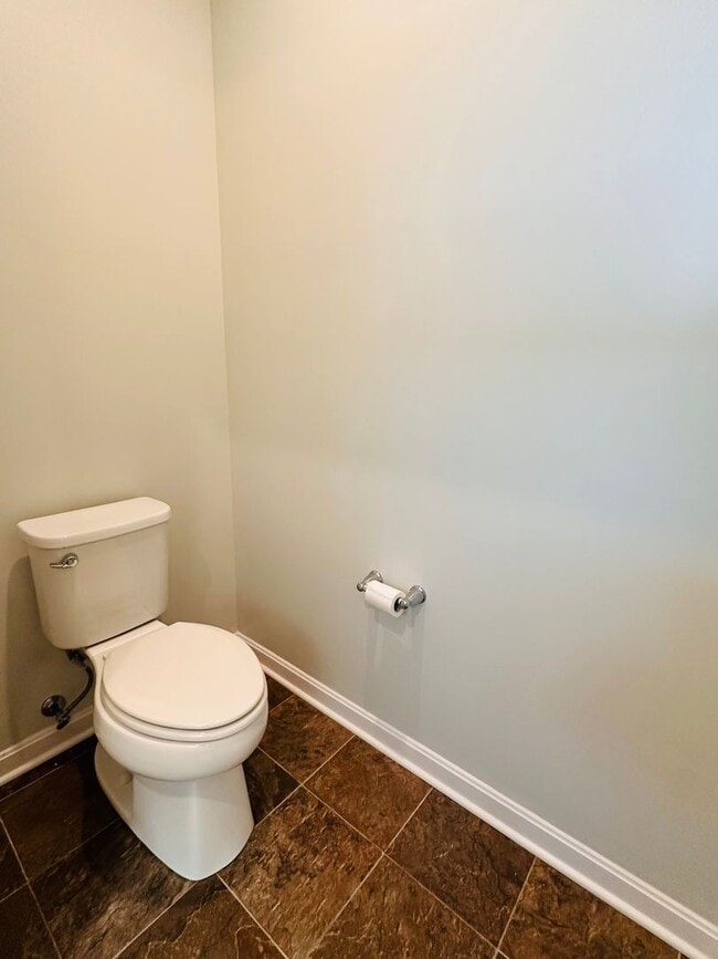 Building Photo - Contemporary Comfort Meets Convenience in Mt. Washington