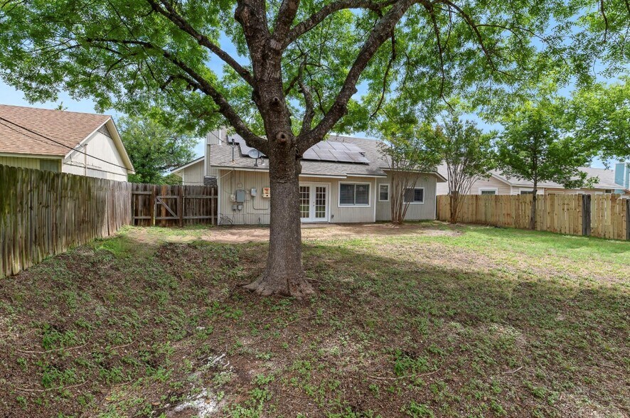 Yard - 1207 York Castle Dr