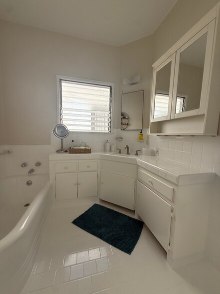 Building Photo - 439 S Sherbourne Dr