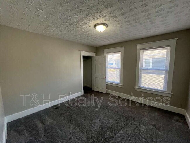 Building Photo - 512 E 33rd St