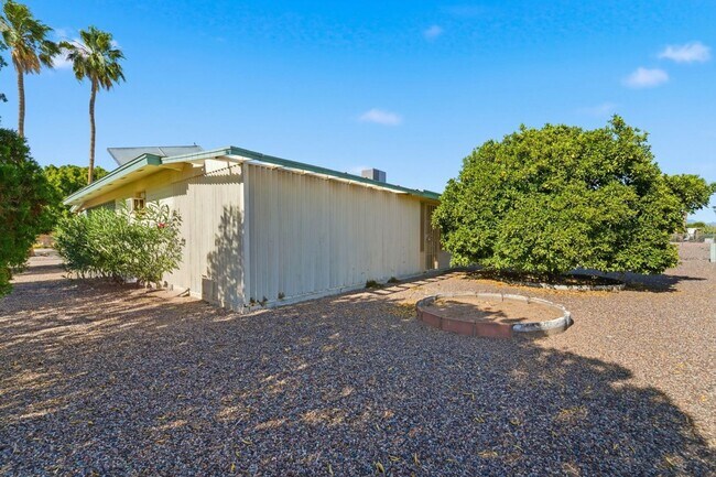 Building Photo - Spacious 3 Bed in Dreamland Villa | Corner Lot + Circular Drive
