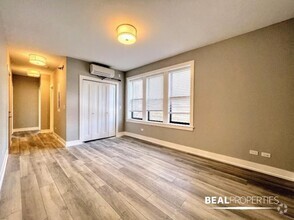 Building Photo - 2 bedroom in CHICAGO IL 60613