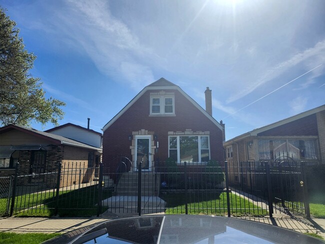 Building Photo - 8731 S Constance Ave