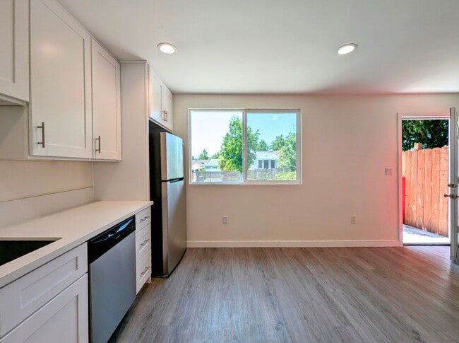 Building Photo - 1575 1/2 Munson Avenue