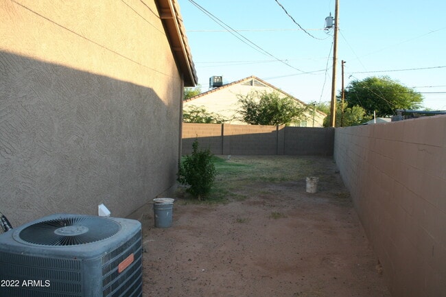 Building Photo - 11207 W Hopi St