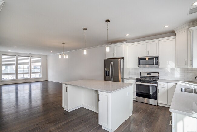 Building Photo - 8 Brentwood Cir