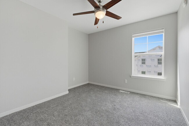Building Photo - 142 Russ Dr SW