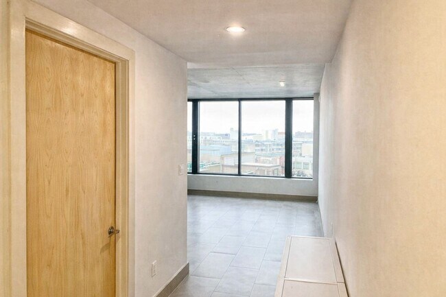 Building Photo - Studio Condo with Fantastic View, High-End Appliances, Wide Windows, Gorgeous Flooring, Amazing A...