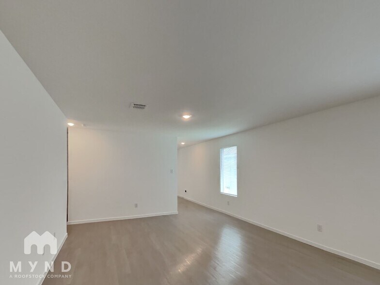 Building Photo - 217 Poplar Pl
