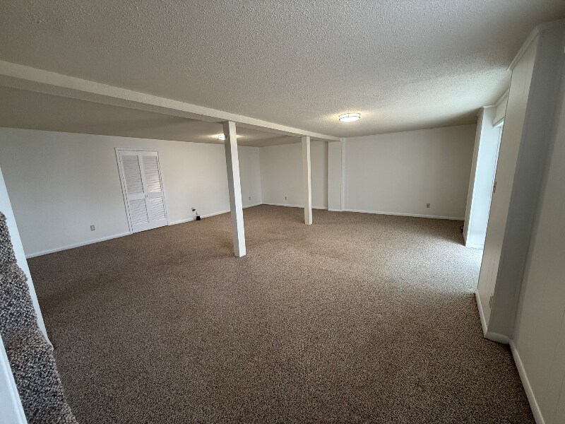 Building Photo - 8912 Bayview Dr