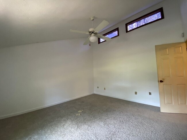 Building Photo - SUMMIT CHASE #15 | 2 BED 1.5 BATH FIVE POI...