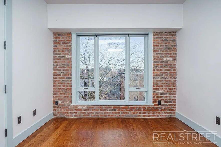 Building Photo - Brooklyn Avenue