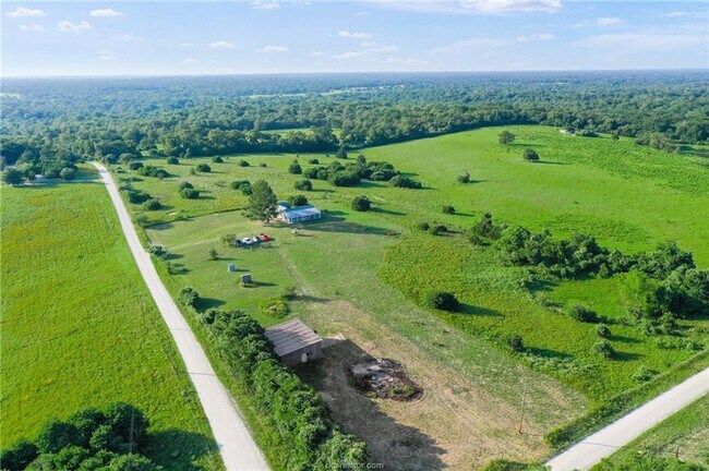 Building Photo - 7 acres with 5 bed, 3 bath less than 25 minutes from town!